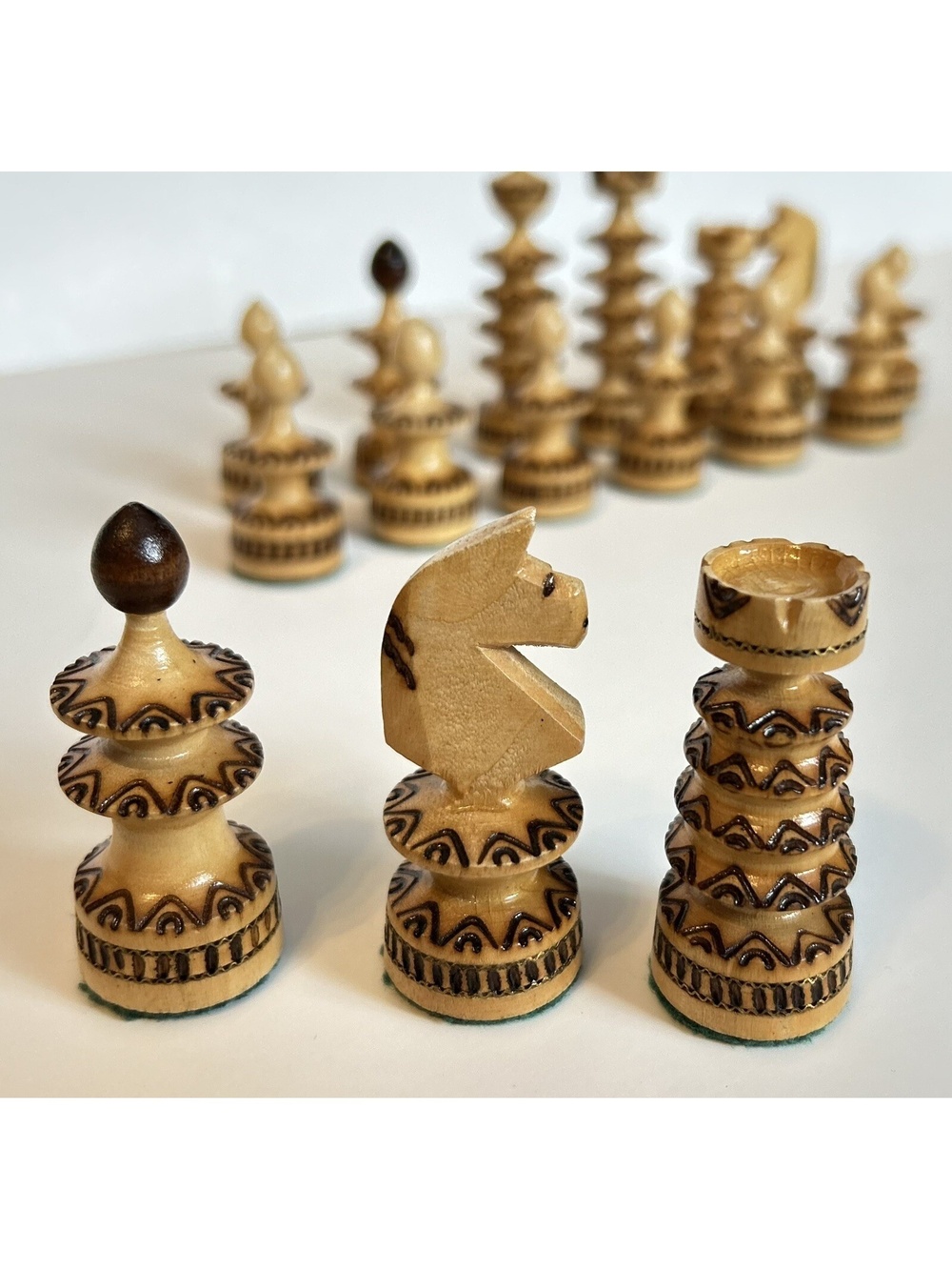 Wooden Chess Set 'Saint George' Style with Metal Inlay & Pyrography Incomplete - Picture 6 of 16